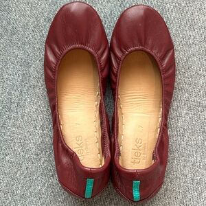 Size 7 dark red Tieks
